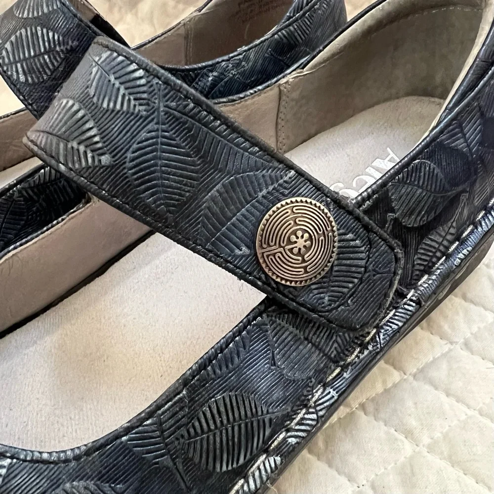 Alegria Paloma - Metallic Blue Leaf Pattern - Picture 12 of 12